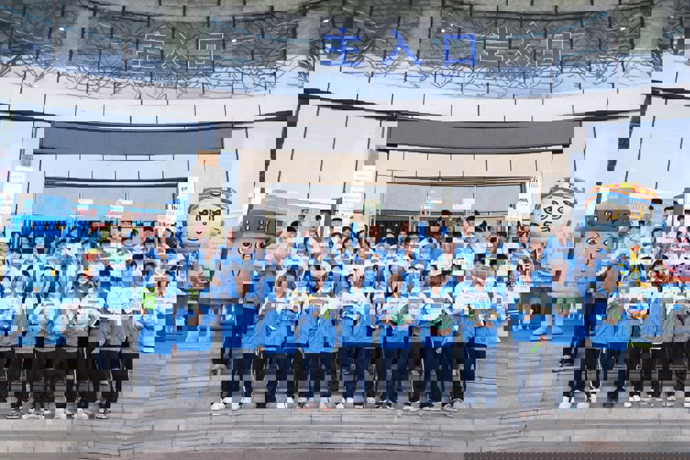 3.学生与龙核宝宝合影